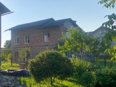 Продаж цегляного будинку