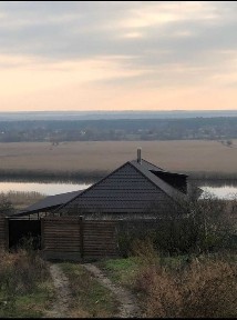 Продаю будинок на березі річки біля лісу