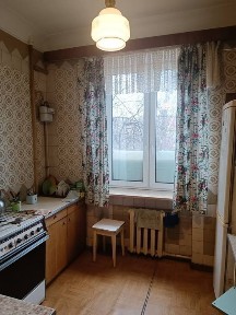 Продаж просторої світлої квартири в центрі міста.