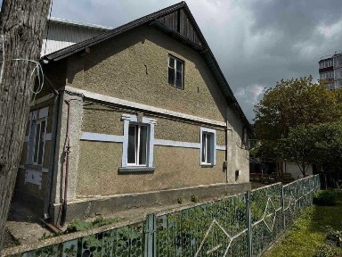 Будинок з ділянкою в центрі міста