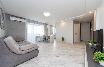 Подол, Набережно-Хрещатицька 11, Поштова площа