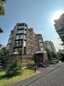 Продаж 4 кім кв в 2 рівнях та гараж 51 м2, центр, паркова зона