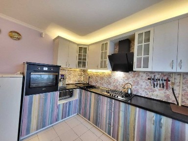 Продам 3 кімнатну квартиру в центрі.