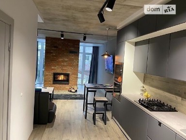 Квартира над озером з каміном