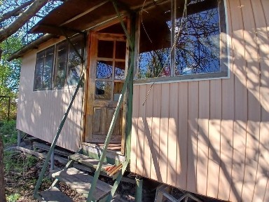 Дача з ділянкою 10 соток.