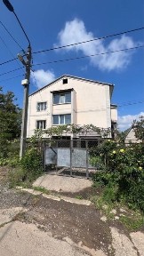 Продам двух этажный дом в поселке Бажанова