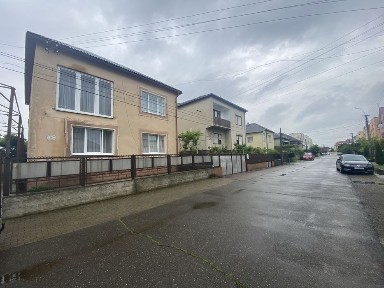 Продається будинок з великою ділянкою