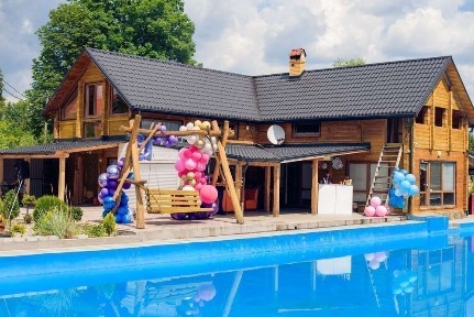 Будинок подобово з басейном із підігрівом.