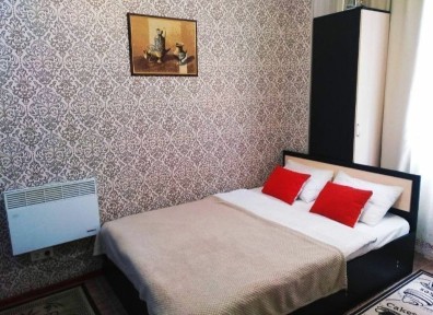 1-кім. Центр, вул. Соборна, біля Універмагу. Погодинно, подобово.