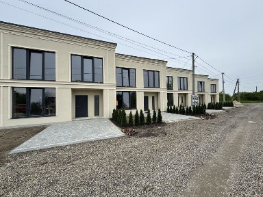 Котедж з власним подвір'ям та заїздом