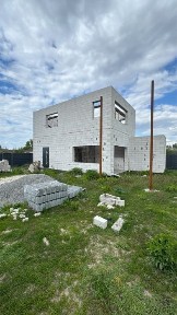 Продаж сучасного, нового будинку в місті