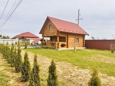 Деревяний будиночок біля термальних вод Косино