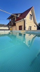 Будинок з басейном сауною/баня та чаном/джакузі