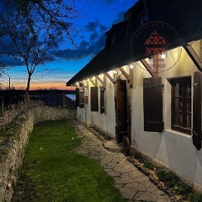 Оренда будинку на березі річки для святкування та відпочинку