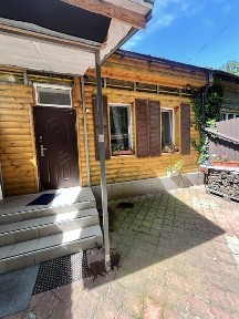 Частина будинку з власним двором