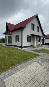 Будинок біля міста 2 поверхи