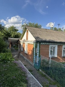 Будинок в затишному місці з великим подвірям