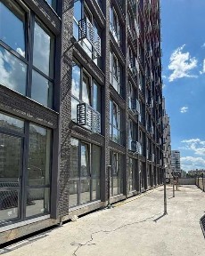 В самому центрі міста, здана новобудова, поруч озера.