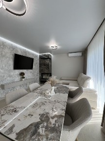 Сучасний будинок з стильним ремонтом, гаражем та земельною ділянкою