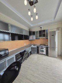 продаж дворівневої квартири біля парку 