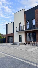 Продається зданий таунхаус, готовий до ремонту.