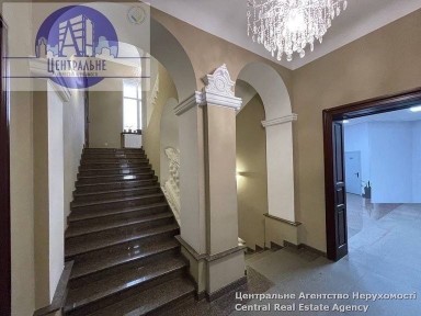 Офіс в центрі з меблями, кондиціонери. Опалення входить в ціну.