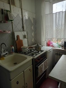 Продам 1 кiм. квартиру м. Захисникiв України 5 хвилин