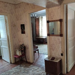 Продається 3-х кімнатна квартира 72м2, 2 поверх, під ремонт.