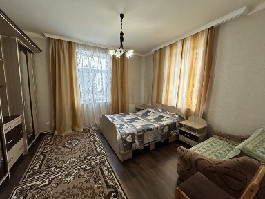 В центрі біля парку півособняк з 2 кухнями та гарному стані 5 кімнат