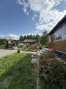 Продаж будинок з доглянутою територією