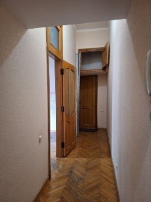 Інститутська, б. 13/4, 1 поверх, 44 кв м. Царський будинок 15000грн