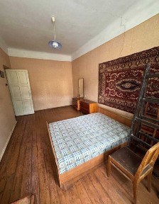 Продаж трикімнатної квартири в смт. Озерне