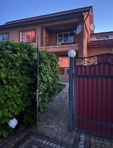 В передмісті м Косів здам довгостроково, ! будинок зручностями. !