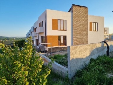 Продаж котеджів за містом з дуже гарним краєвидом