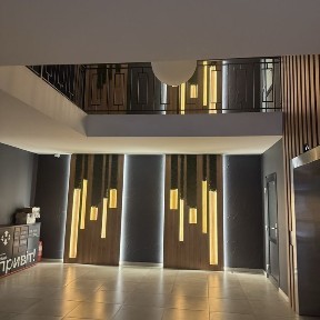 Двохрівнева з мінімальним оформленням