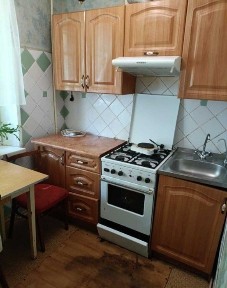 +Продам 1 ком. квартиру по ул. Полякова 15000 дол.