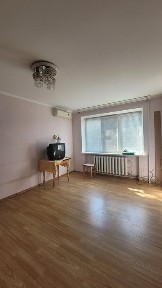 Продам 2-во кімнатну, район кінотеатру.