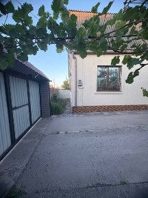 Продається просторий, комфортний будинок в м. Апостолове.