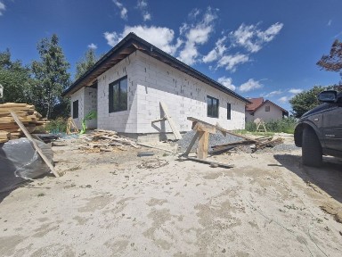 Незавершений будинок в с. Рудне неподалік Фуджікури