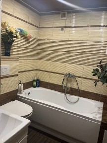 Сдам погод/ на добу свою квартиру в Лозовій ( звонить на вайбер )