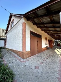 Продається добротний сімейний будинок поруч з містом