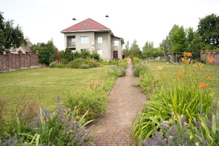 Будинок + діючий бізнес поряд з Рівнем