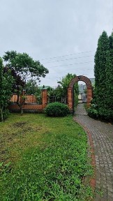 Продаж заміського будинку в повній комплектації. Є басейн.