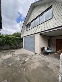 Будинок з гаражем та ділянкою. Встановлені сонячні панелі.