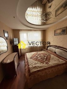 Продам чотирьохкімнатну квартиру