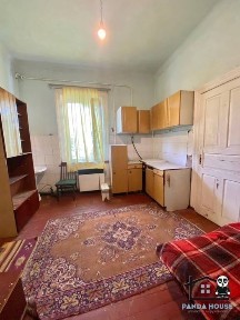 Продається квартира барачного типу в самому центрі міста.