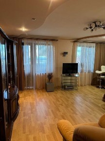 Простора двокімнатна квартира з меблями та технікою