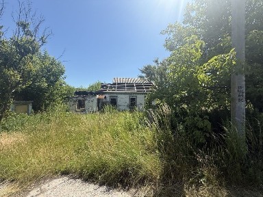 Продаж старого будинку з великою земельною ділянкою.