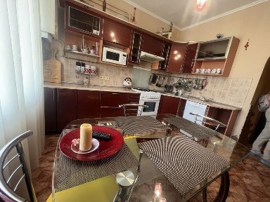 Центр. частина. з ремонтом, автоном. опален, меблі, можна під програму.