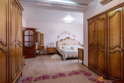 Без % Ореста Васкула 19, чотирикімнатна, дворівнева, метро Житомирська